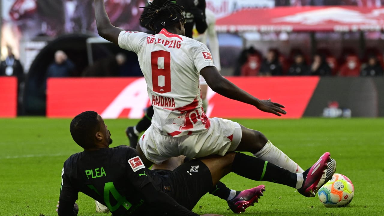 Borussia Mönchengladbach: Alassane Plea unpacks the sliding tackle