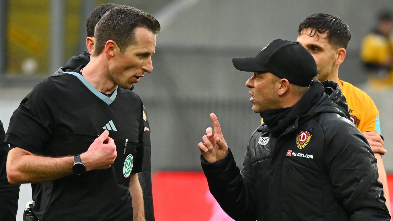 Dynamo Dresden: The trainer at the beginning takes the referee trio to the chest