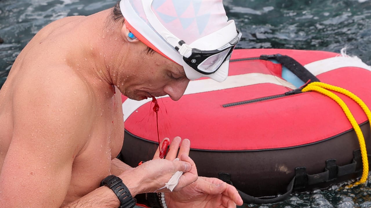 Swimming: Ice diver David Vencl creates a world record – and then spits blood
