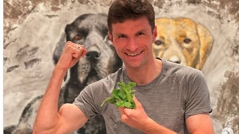 FC Bayern: Fans joke on Instagram about Thomas Müller's muscles
