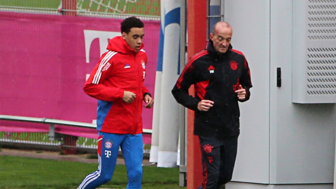 FC Bayern: Jamal Musiala in running training – hope for league summit against BVB!