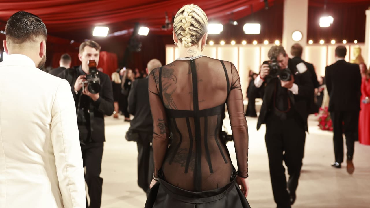 Lady Gaga: Oscar winner shows back and bottom at the Oscars 2023