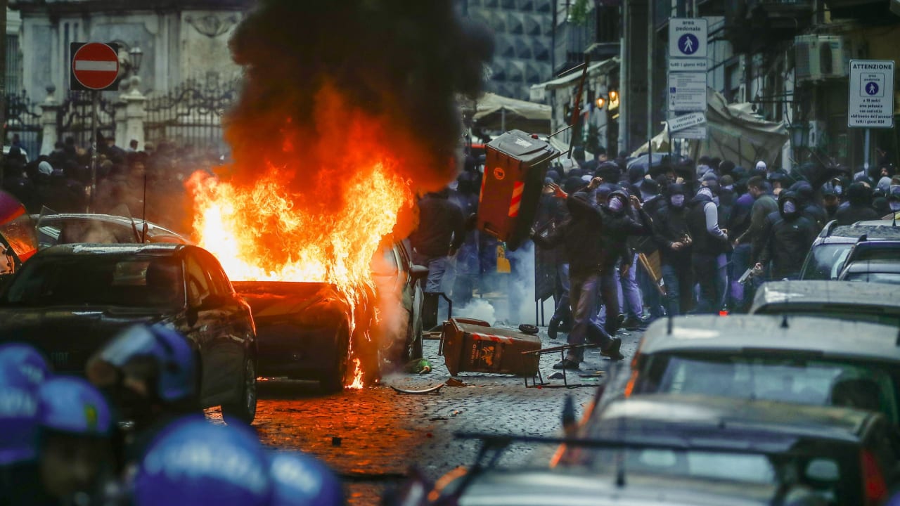 Eintracht Frankfurt: Ultras and hooligans attack Naples police