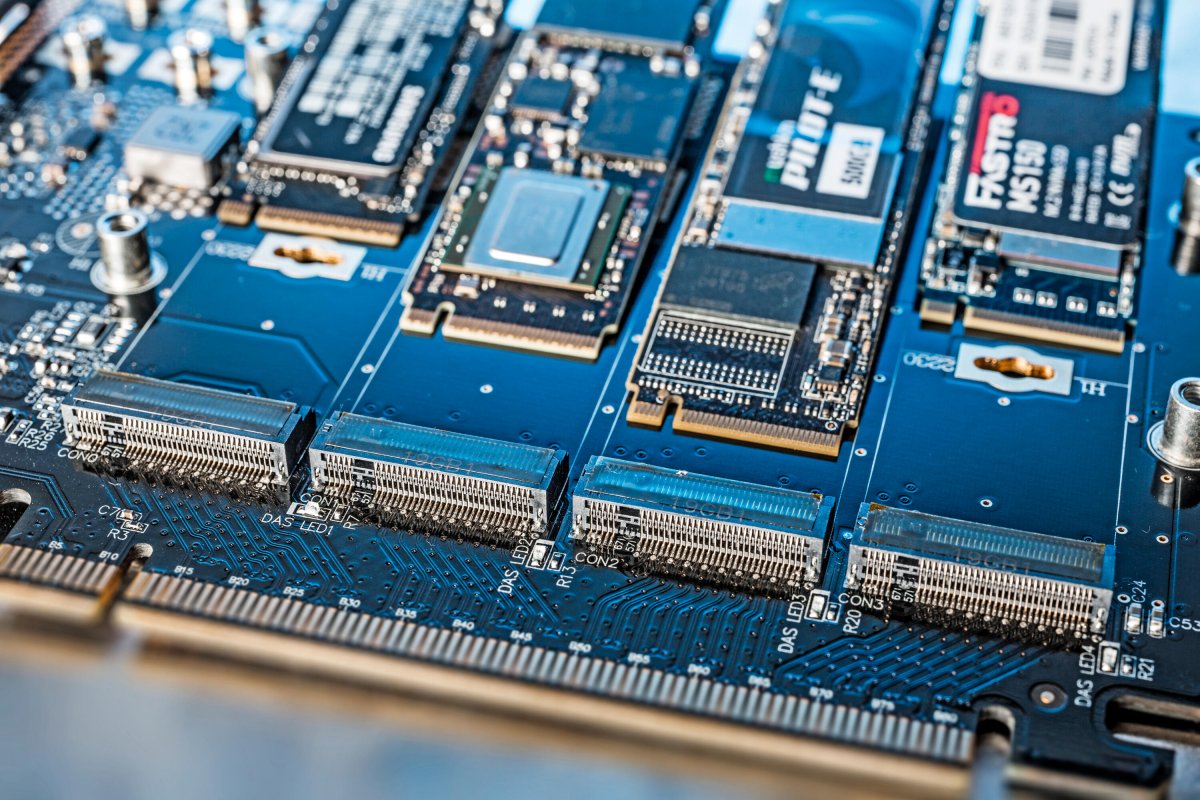 SSD multiple adapter: PCIe cards for four M.2 SSDs in the test