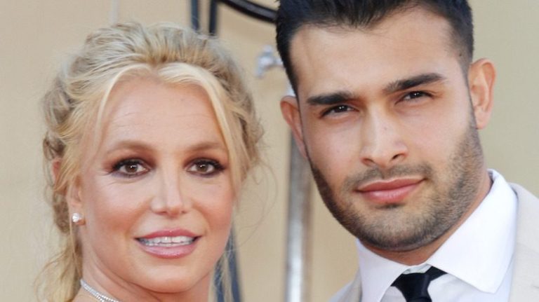 Read more about the article Britney Spears sizzles in a daring bikini dance with a mystery man beyond her marriage