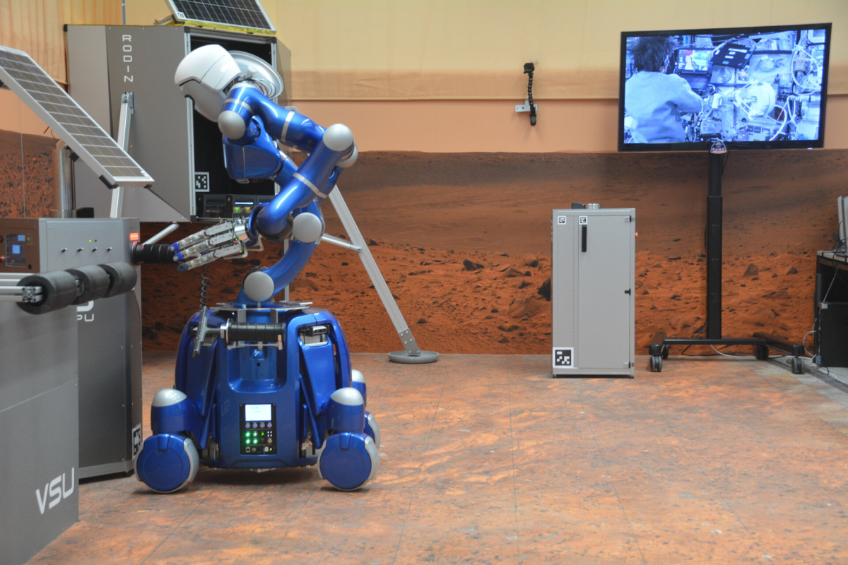 Astronaut is to control 4 robots simultaneously on earth - from the ISS
