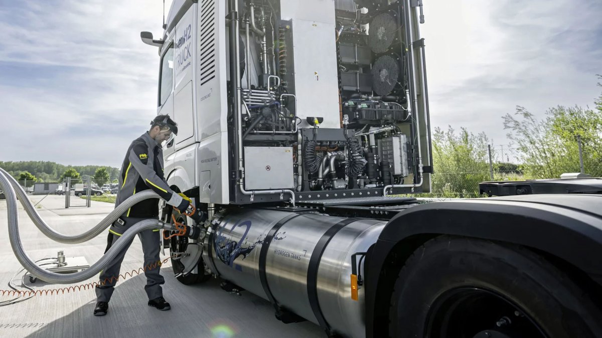 Der Vorstandsvorsitzende von Daimler Truck kritisiert die starke Abhängigkeit von China bei Elektrofahrzeugbatterien