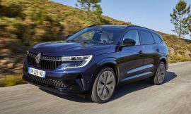 First Look: Renault Espace E-Tech Hybrid on the Road
