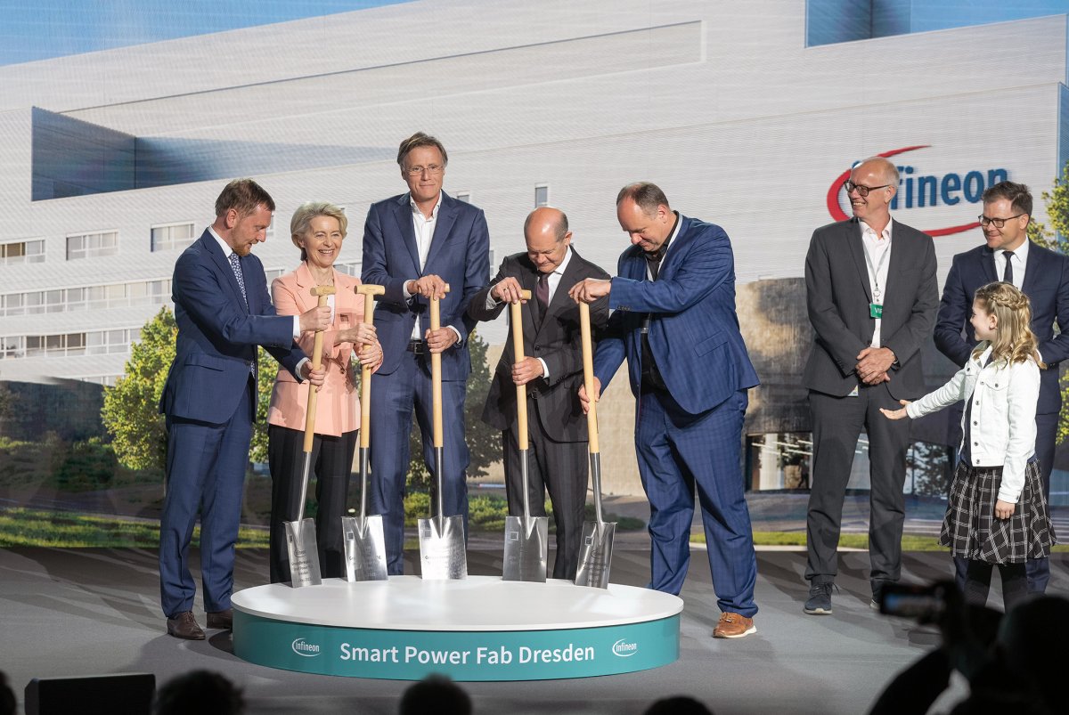 Political celebrities at the groundbreaking ceremony for the Dresden Infineon factory