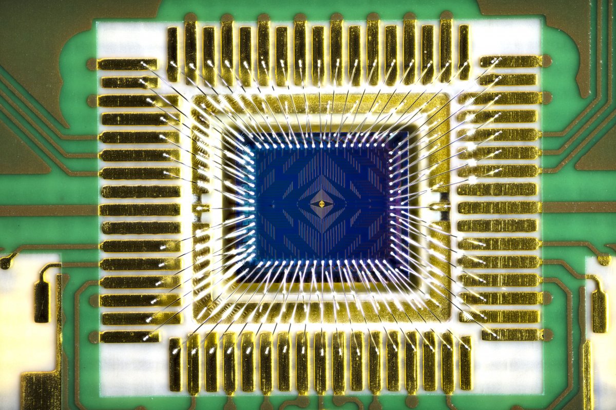 "Tunnel Falls": Intel manufactures silicon quantum processor with 12 qubits