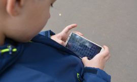 Ireland’s Small Town Bans Primary School Children from Using Smartphones