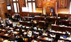 Paris City Council: Multiple Suspensions of Session Amidst Tensions Between Right and Left