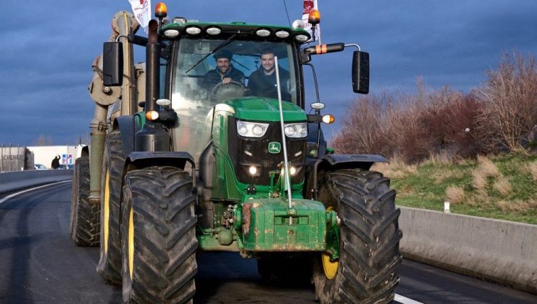 Read more about the article Farmers’ Fury: Paris Blockade Considered by Young Farmers is Undecided