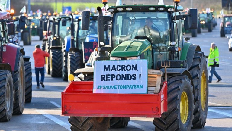 Read more about the article Live – Farmers’ siege of Paris: Eight highways blocked in Île de France