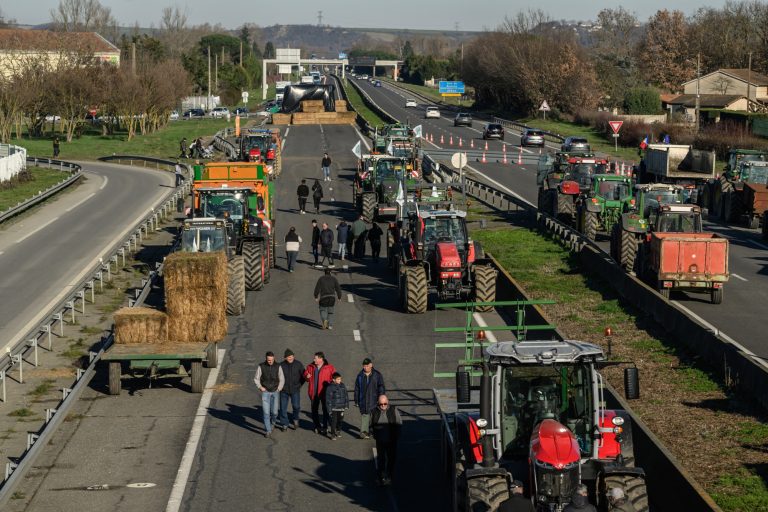 Read more about the article Live Coverage – Anger of Farmers: Roadblocks, Paris siege, Police Mobilization… Follow the Developments of the Situation