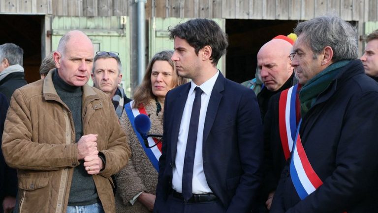 Read more about the article Angry Farmers Demand Action: Gabriel Attal Promises New Announcements Soon, 7 Blockades Planned Around Paris