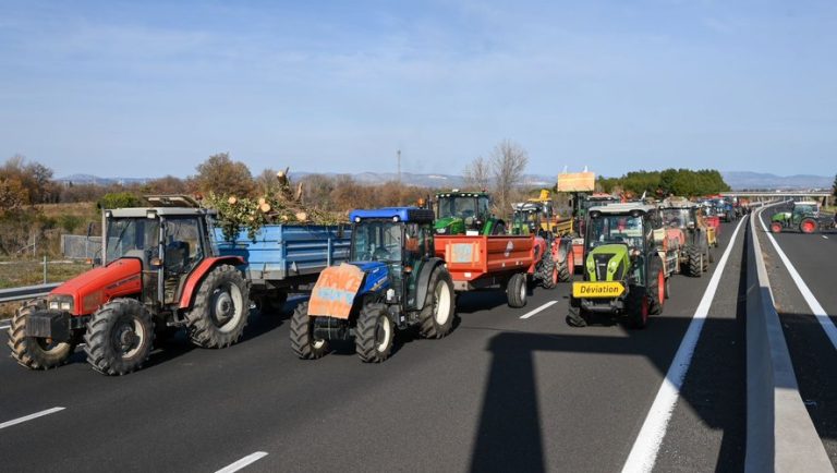 Read more about the article Angry Farmers: Paris Blockade Begins, Exceptional Cabinet Meeting, New Measures Expected Within 48 Hours, Follow the Situation Live