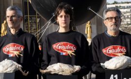 Activists in Paris Expose Chicken Carcasses to Denounce Intensive Farming