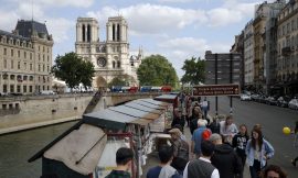 Emmanuel Macron Supports Parisian Bouquinistes After Months of Controversy