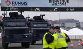 Angry farmers block roads around Paris, arrests at Rungis: the important events of Wednesday