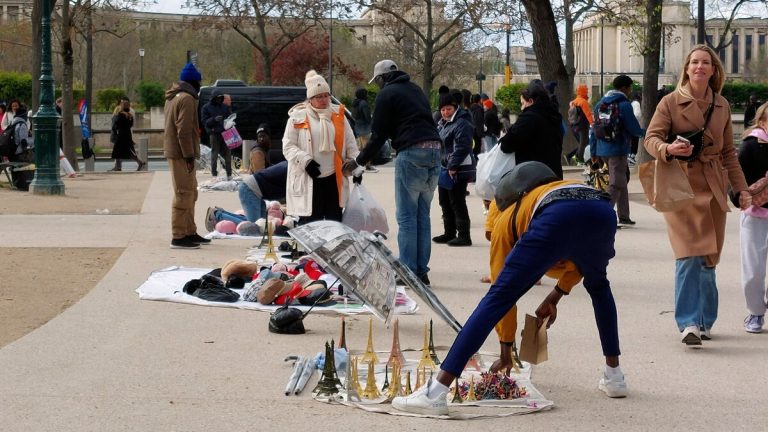 Read more about the article Too Many Police: Will Street Vendors at Champ-de-Mars Leave?